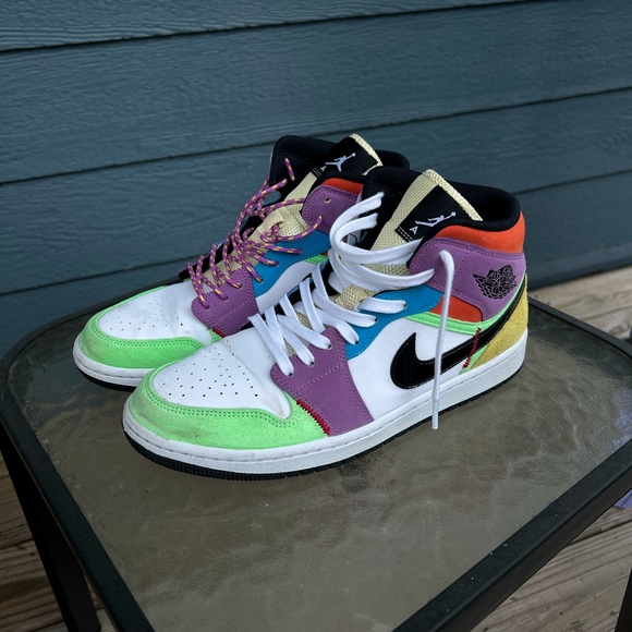 Nike Jordan 1 mid- lightbulb. - Picture 1 of 4